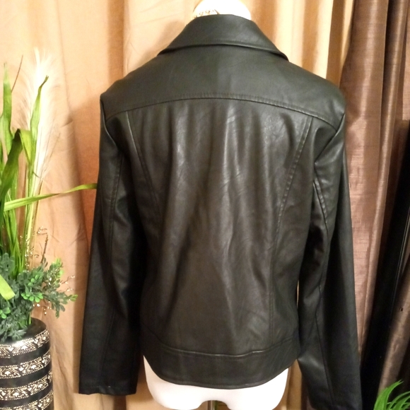 Stylish faux leather jacket😎💅 - Picture 4 of 7